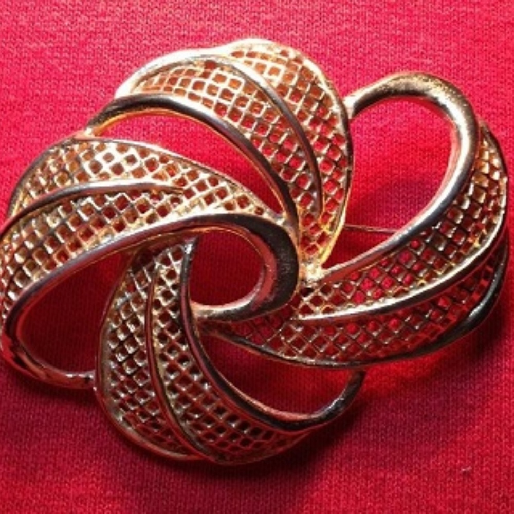 Brooch Pin Vintage 2.5"w X 2"h Heavy Gold Plated